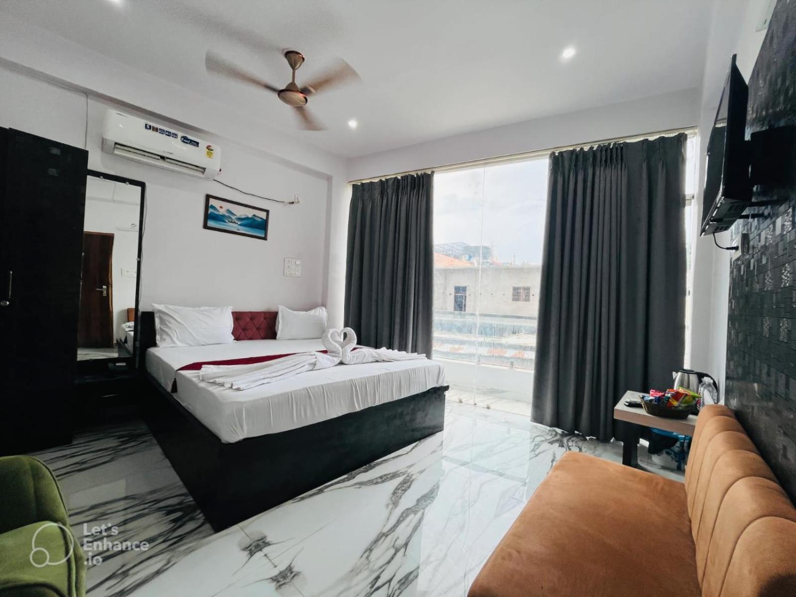 Hotel Vinayak Plaza Varanasi Bagian luar foto