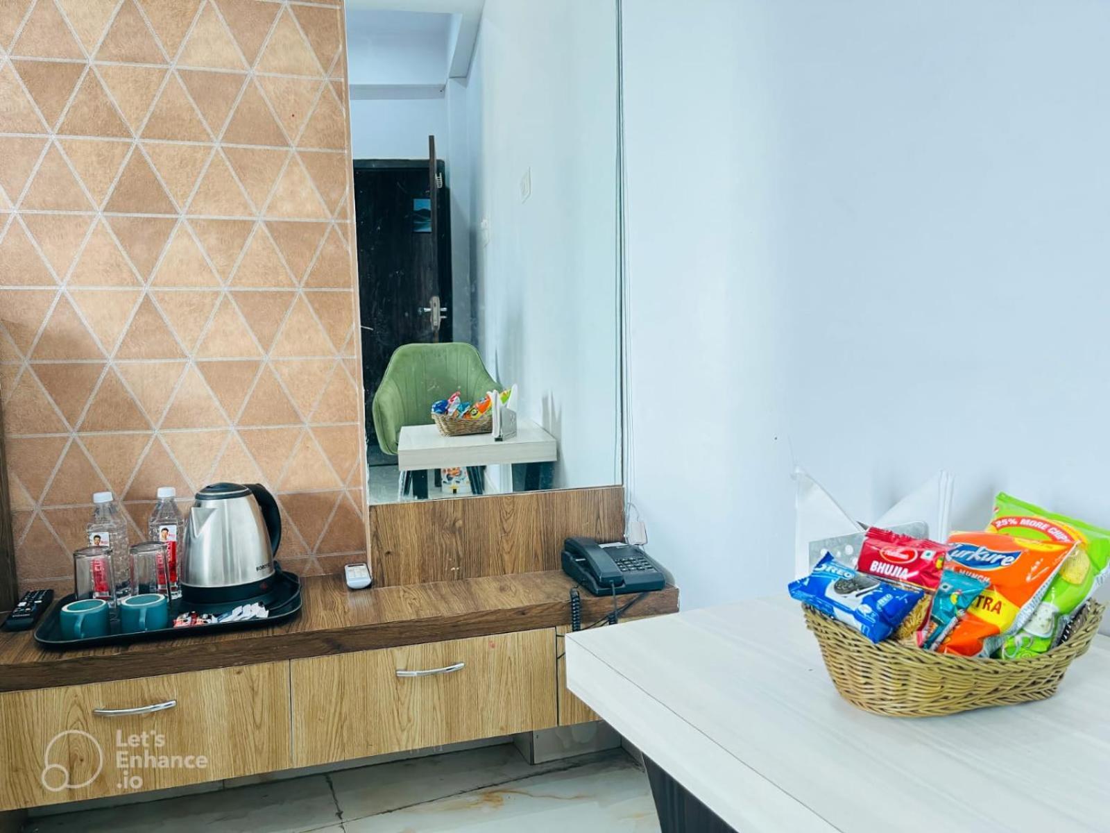 Hotel Vinayak Plaza Varanasi Bagian luar foto